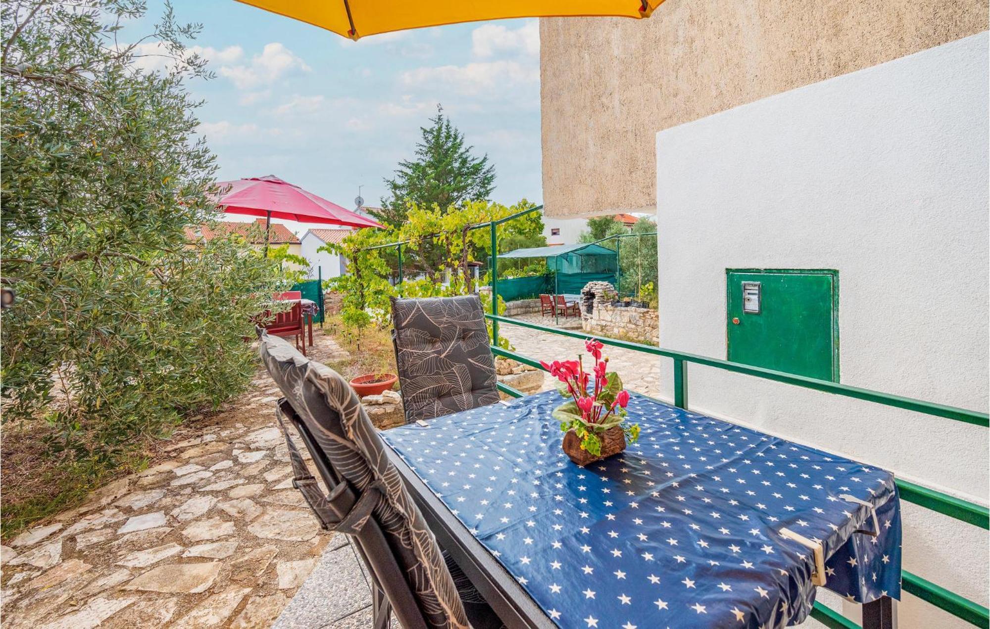 Amazing Apartment In Pula With Kitchen Exterior photo
